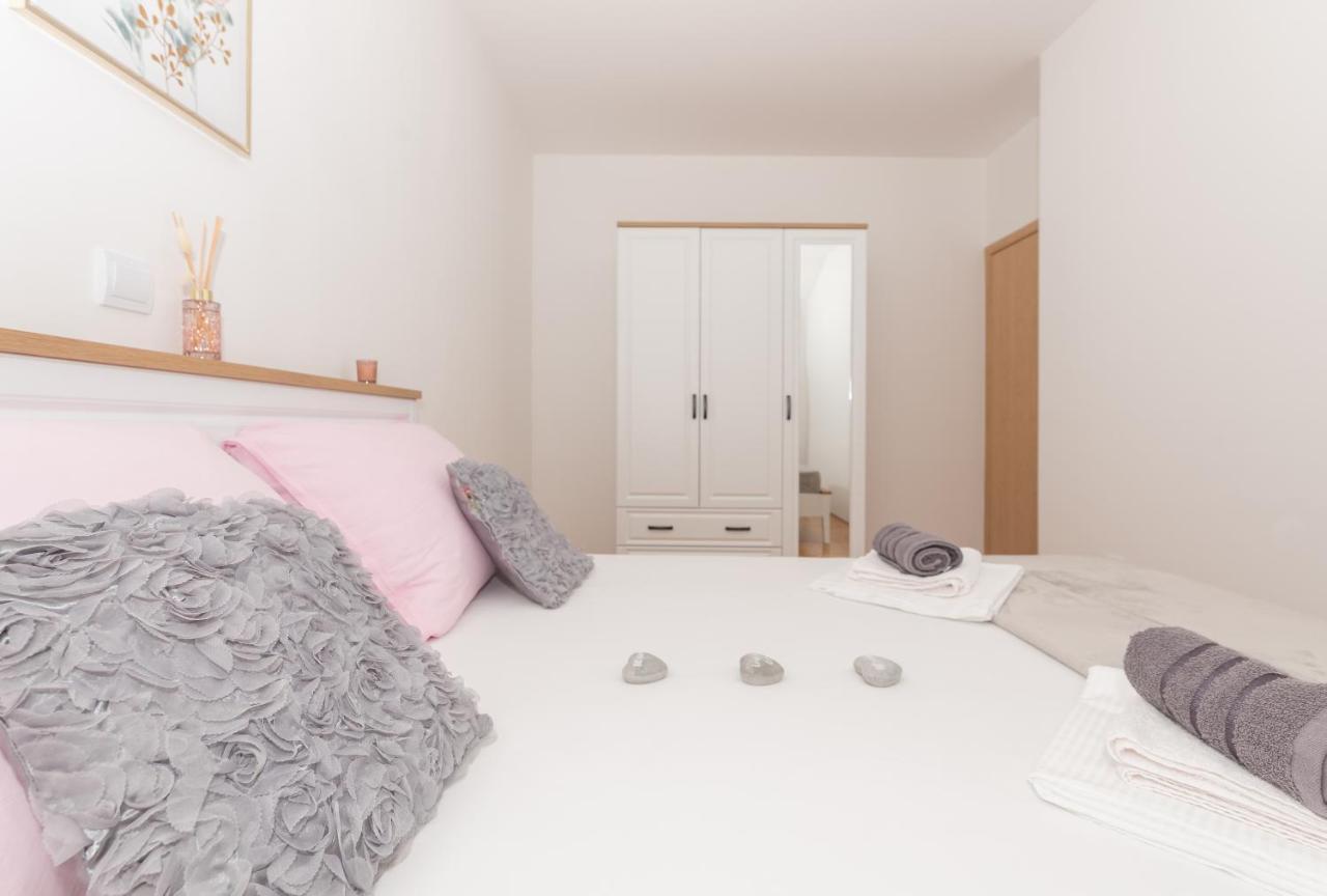 Deluxe 3 Bedroom Apartment With Sea View Baška Voda Esterno foto