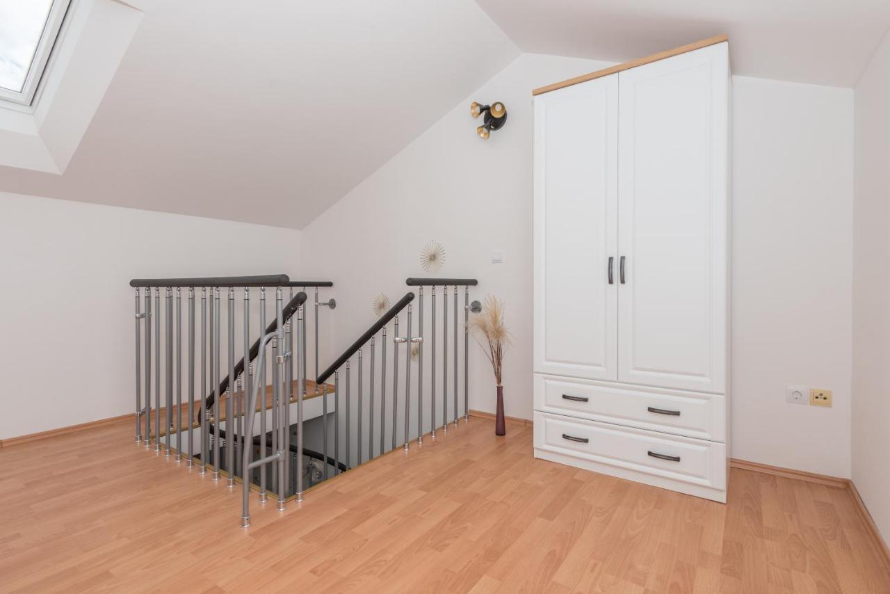 Deluxe 3 Bedroom Apartment With Sea View Baška Voda Esterno foto