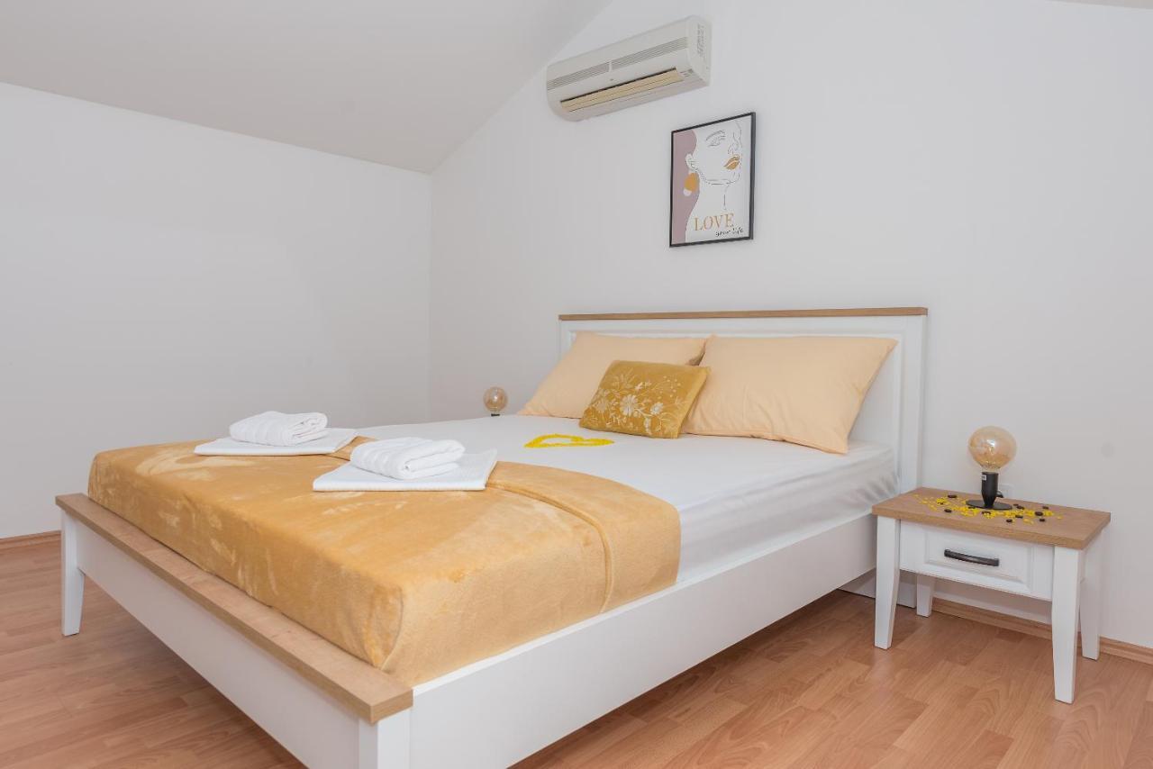 Deluxe 3 Bedroom Apartment With Sea View Baška Voda Esterno foto