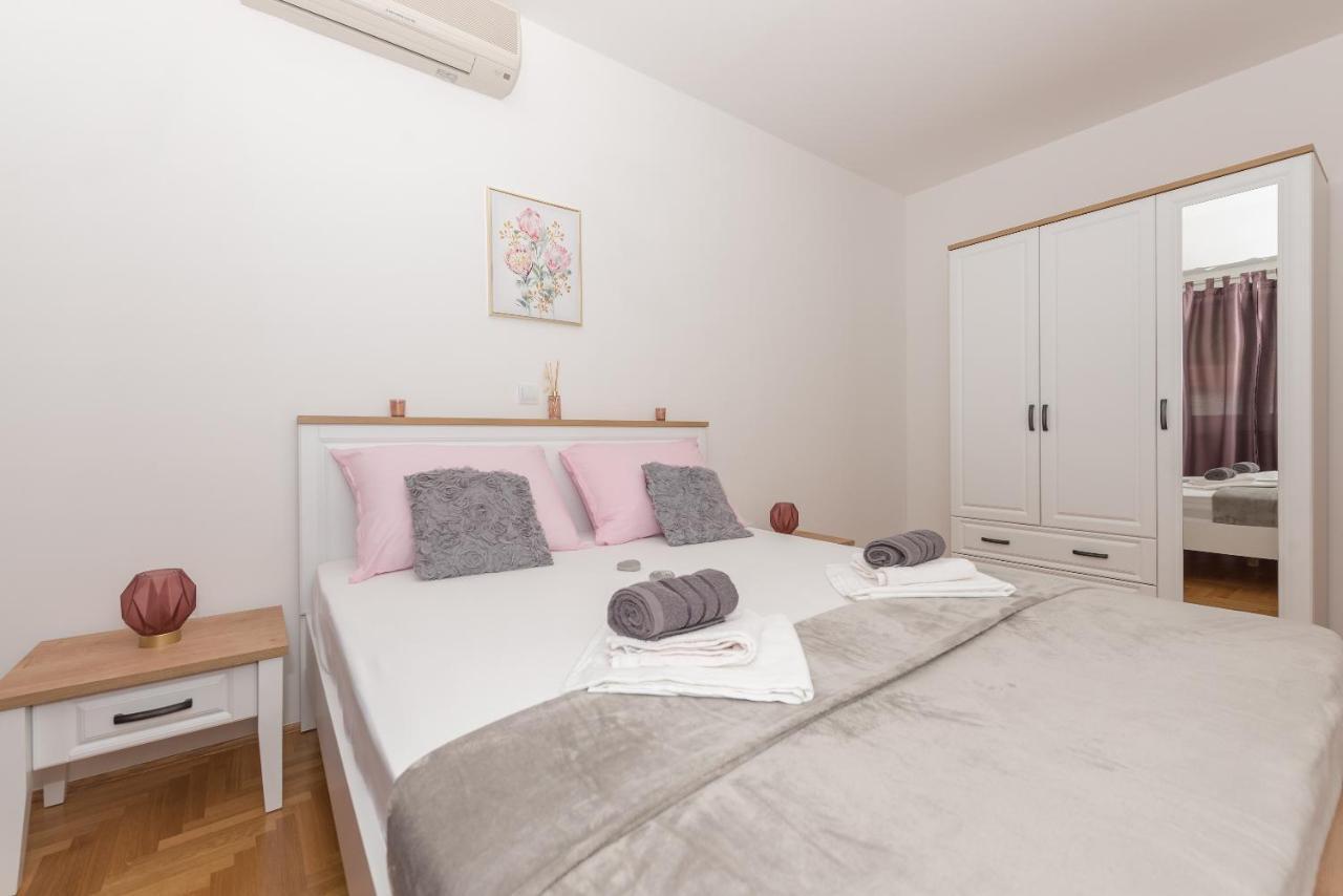 Deluxe 3 Bedroom Apartment With Sea View Baška Voda Esterno foto