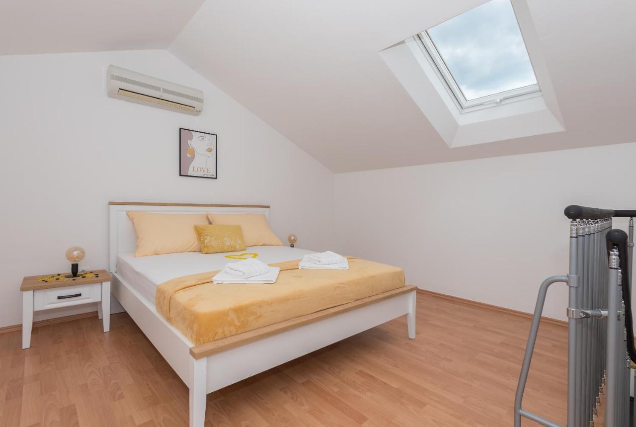 Deluxe 3 Bedroom Apartment With Sea View Baška Voda Esterno foto