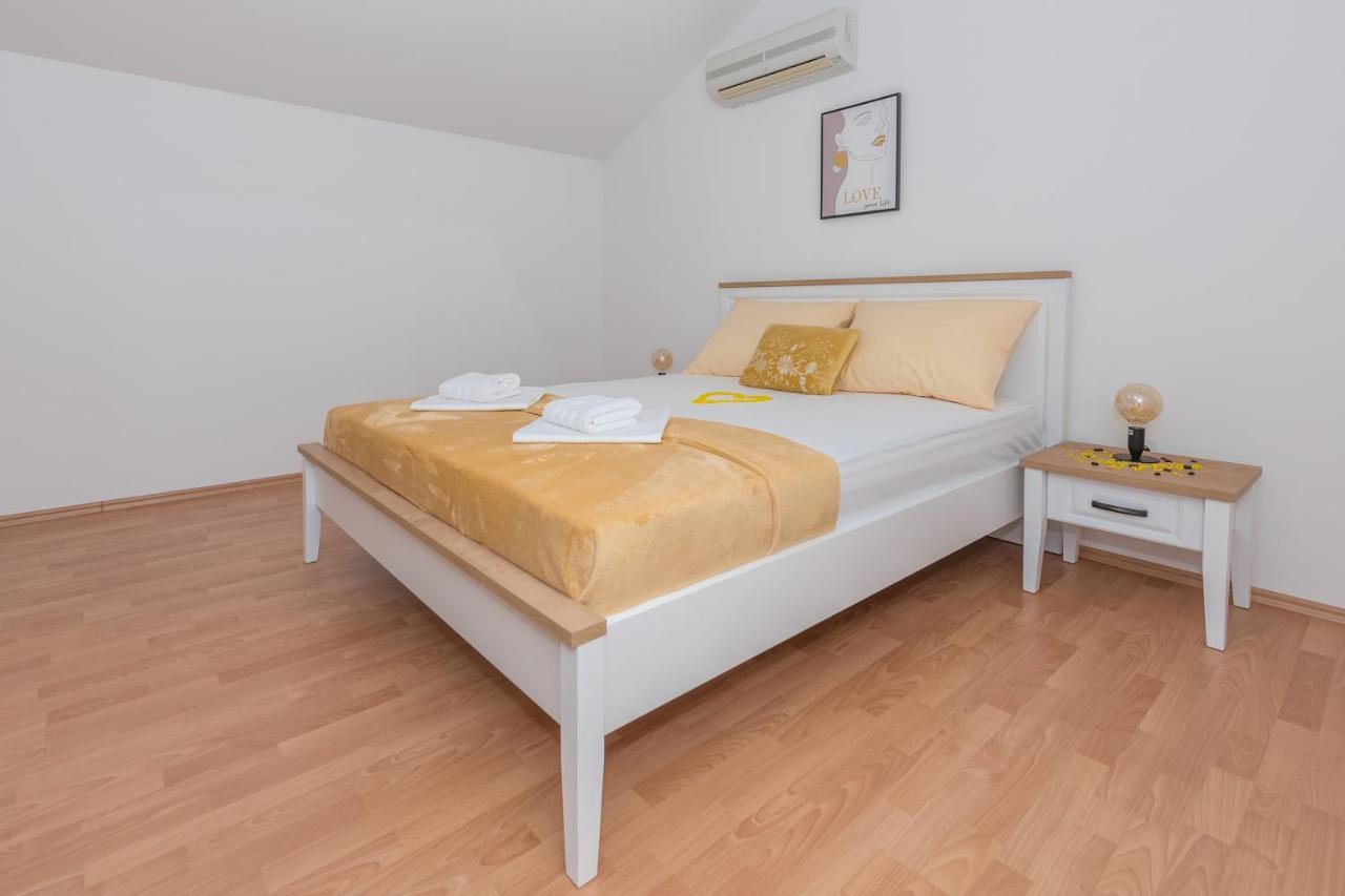 Deluxe 3 Bedroom Apartment With Sea View Baška Voda Esterno foto