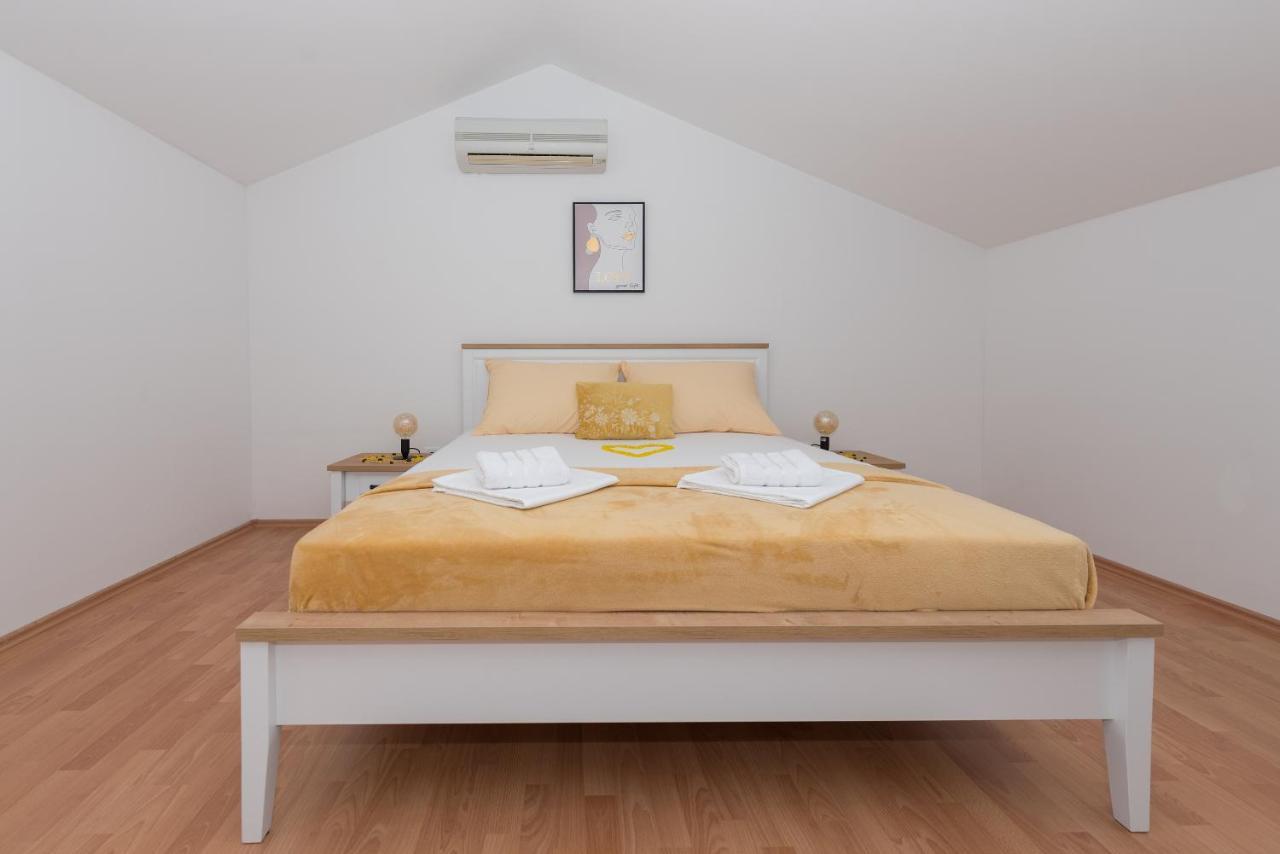 Deluxe 3 Bedroom Apartment With Sea View Baška Voda Esterno foto